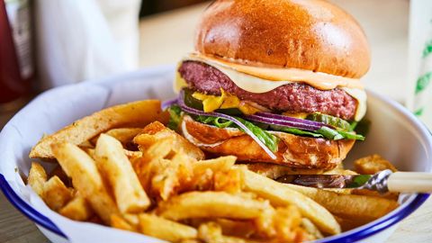 Les steaks végétaux imitant la viande de bœuf (ci-dessous, le burger Beyond Meat) sont de plus en plus crédibles. ©Creta-Gel